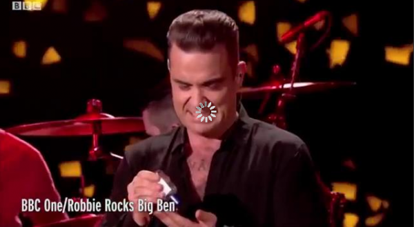 Londra, Robbie Williams si disinfetta le mani dopo aver toccato quelle dei fan
