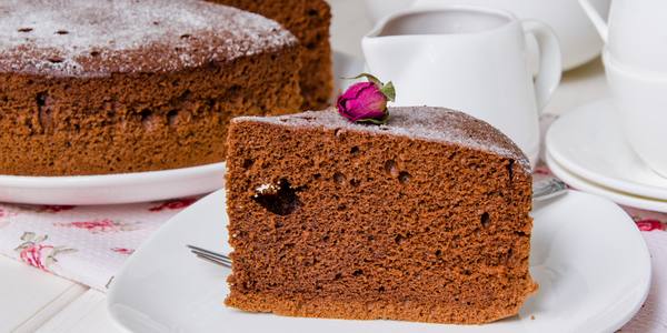 Pan di Spagna al cioccolato: la ricetta originale e 10 varianti