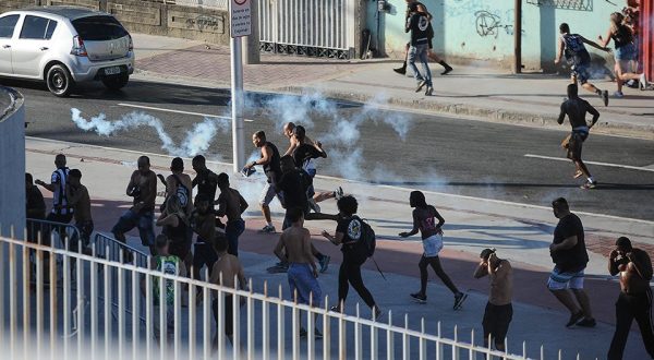 Tra Botafogo e Flamengo ci scappa il morto: le immagini della violenza prima del derby di Rio