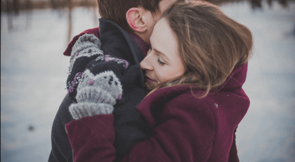 Abbracciare può rappresentare emozioni diverse.