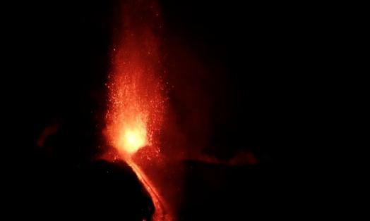 L’Etna torna a eruttare e regala uno spettacolo mozzafiato