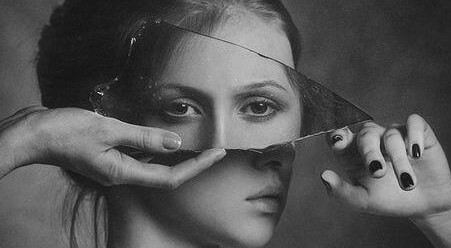 Mi siedo davanti allo specchio a parlare con il mio riflesso