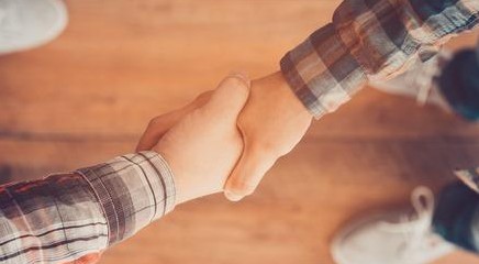 La stretta di mano dice chi siamo. Anche quanto a lungo vivremo 