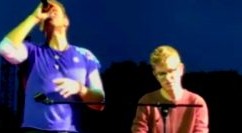 Ai concerti dei Coldplay gli striscioni dei fan diventano realtà