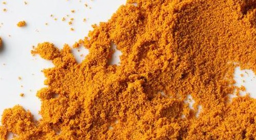 Decotto alla curcuma: ecco cosa succede alla pelle se bevi una tazza al giorno
