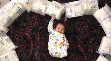 Deve tornare al lavoro e tira per la figlia 30 litri di latte