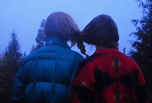 La dipendenza emotiva esiste anche al di fuori della coppia