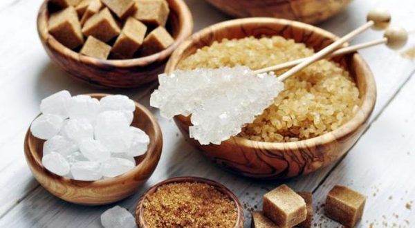 Ecco cosa succede se assumi troppi zuccheri: 6 segnali da non sottovalutare