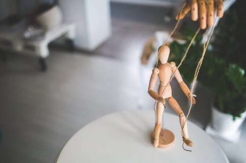 Usare la manipolazione emotiva per risolvere i conflitti interiori