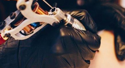 Un tatuaggio può costare il lavoro? Due studi