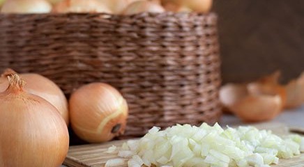 Cipolla: ecco cosa succede se ne metti una fetta su una ferita. E altri modi per usarla