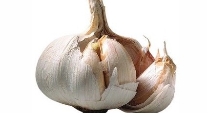 Latte all’aglio: ecco cosa succede se bevi un bicchiere di latte con 4 spicchi di aglio