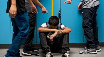 Bullismo a scuola: sequestrati abiti, casco e cellulari