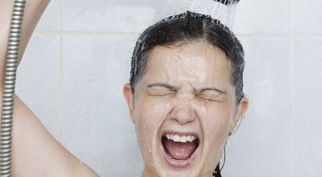 Docce troppo calde e lunghe danneggiano la barriera della pelle