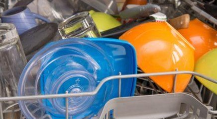 Ecco come pulire la lavastoviglie con metodi naturali ed eliminare gli odori