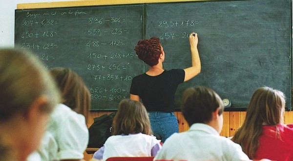 Gli alunni lanciano le monetine al professore, il docente presenta una denuncia
