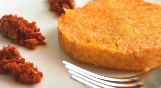 Hamburger vegetali di bulgur: la ricetta accompagnata da pesto di pomodori secchi