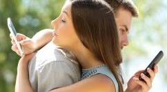 L’amore social: Il 45% delle coppie ha litigato per aver interpretato male un messaggio