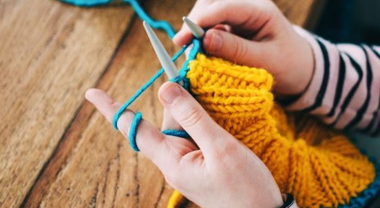 Le originali cuffie fatte a maglia dalle volontarie per le donne col cancro