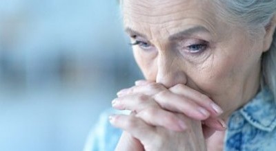 Aiutare una persona anziana triste