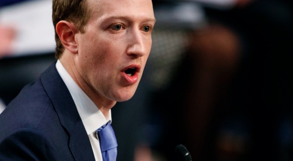 Cosa c’è scritto negli appunti segreti di Zuckerberg al Congresso
