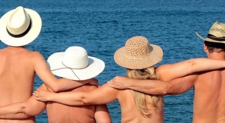 Case vacanza dove girare nudi cercansi: nasce l’Airbnb dei naturisti