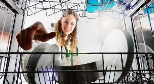 Ecco come pulire la lavastoviglie con metodi naturali ed eliminare gli odori