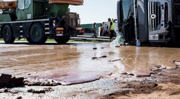 Camion carico di cioccolato si ribalta