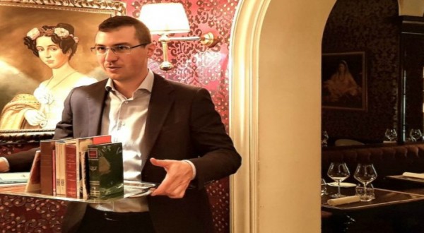 Roma a cena senza smartphone ma con la poesia