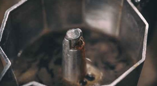 Come pulire la moka: 5 trucchi e 5 errori da non fare con la caffettiera