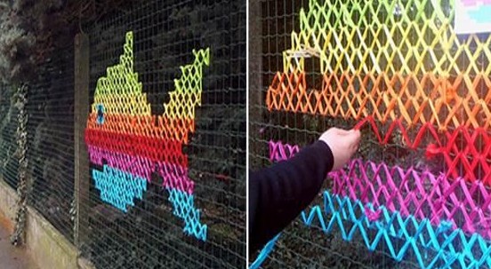 La street art che colora la città… con il punto a croce!