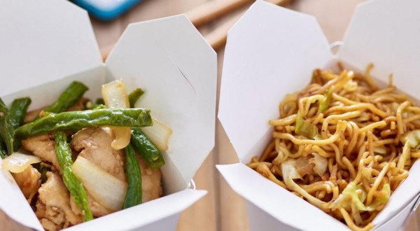 Insetto nel raviolo al ristorante: protesta e la cacciano con la scopa