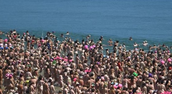 In Irlanda il tuffo indimenticabile di 2500 donne nude contro il cancro