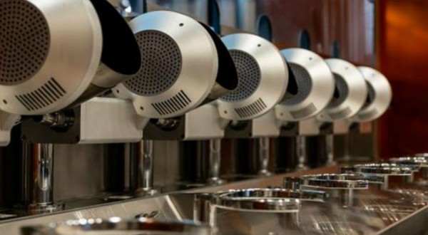 Quattro studenti aprono un ristorante con cucina robotizzata