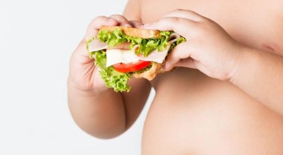 Figli obesi? Colpa delle mamme che non se ne accorgono. Lo studio dell’Università di Padova