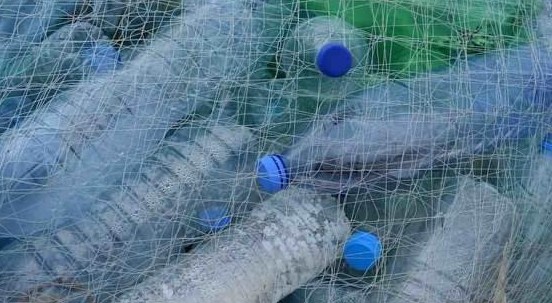Invece di rigettarla in mare, 5mila pescatori indiani ora raccolgono la plastica (e la trasformano in asfalto)