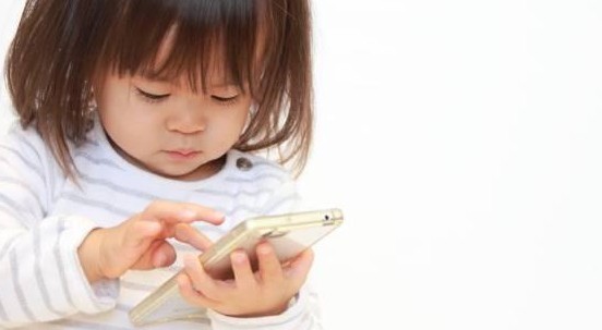 Smartphone e tablet mai prima dei 2 anni. Parola dei pediatri