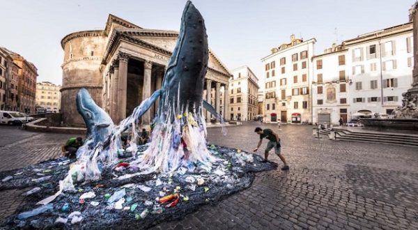 Greenpeace porta due balene nel centro di Roma