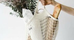 Dal mercato alle passerelle: il sacchetto della spesa è la borsa dell’estate