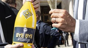 Vitalizi, la Camera approva il taglio.