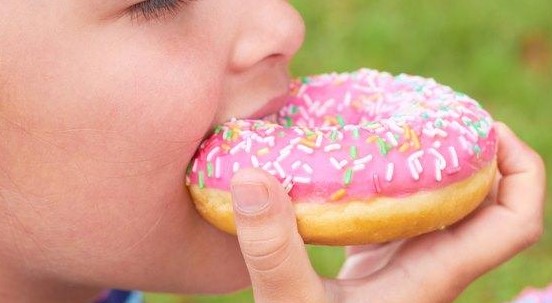 Questi comuni additivi presenti negli alimenti possono essere dannosi per i bambini, parola dei pediatri