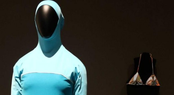 La storia della donna cacciata dalla piscina comunale perché indossava il burkini