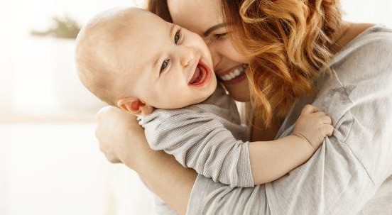 Ecco come la presenza e le coccole della mamma favoriscono lo sviluppo cerebrale del bambino