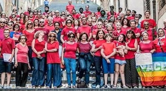 Una marea di solidarietà con la #magliettarossa