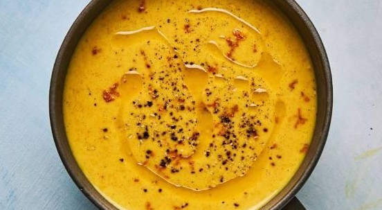 Moon Milk: cos’è e come preparare la bevanda ayurvedica contro stress e insonnia