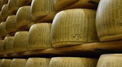 Onu e Oms contro gli alimenti ricchi di grassi saturi: “Parmigiano e prosciutto possono nuocere gravemente alla salute”