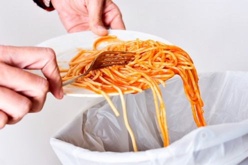 Ogni italiano butta 3 kg di cibo al mese nella spazzatura