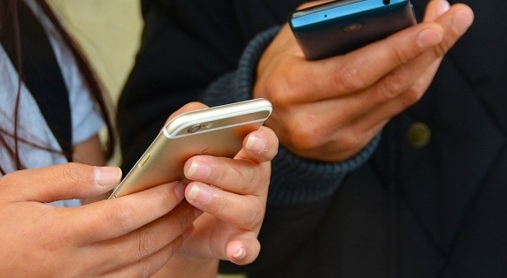 Lei guarda le email e lui le partite: lo smartphone è il terzo incomodo per eccellenza
