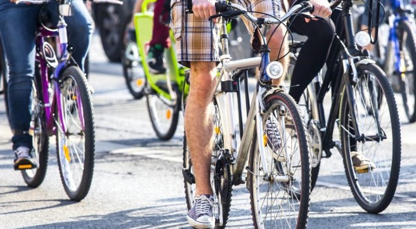 Più bici, meno auto: fa bene all’ambiente e all’economia del Paese