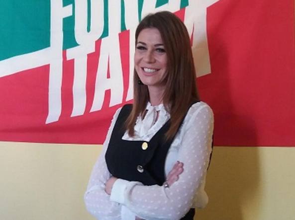 Deputata Siracusano pubblica i commenti di M5s